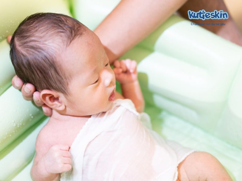 Tắm lá cho trẻ bị viêm da cơ địa có thể khiến bé bị nhiễm khuẩn