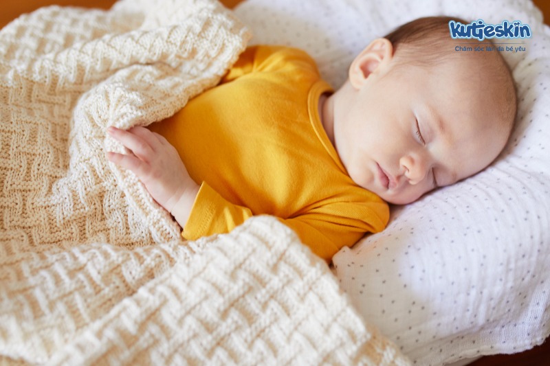 Hướng dẫn cách giữ ấm cho trẻ sơ sinh khi ngủ