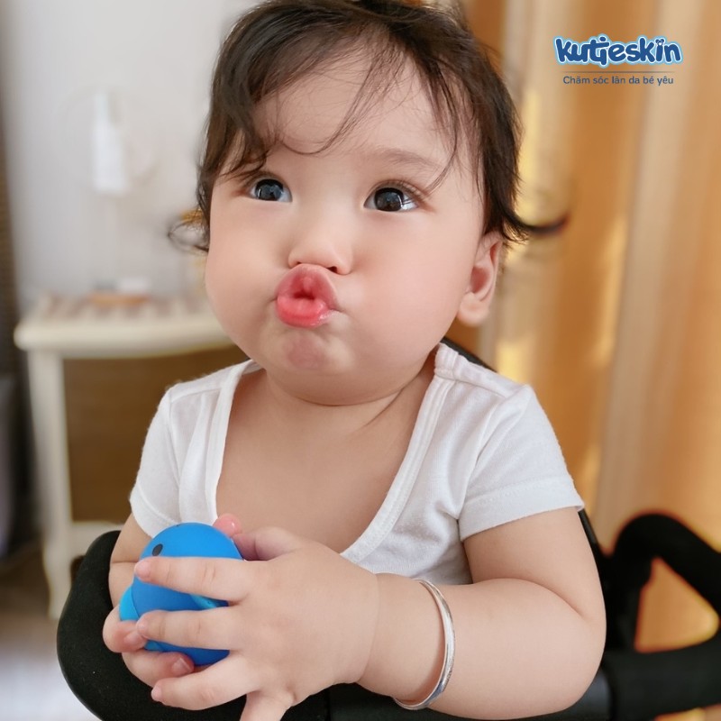 Kem nẻ môi Kutieskin chính hãng giúp bé có đôi môi mềm mại