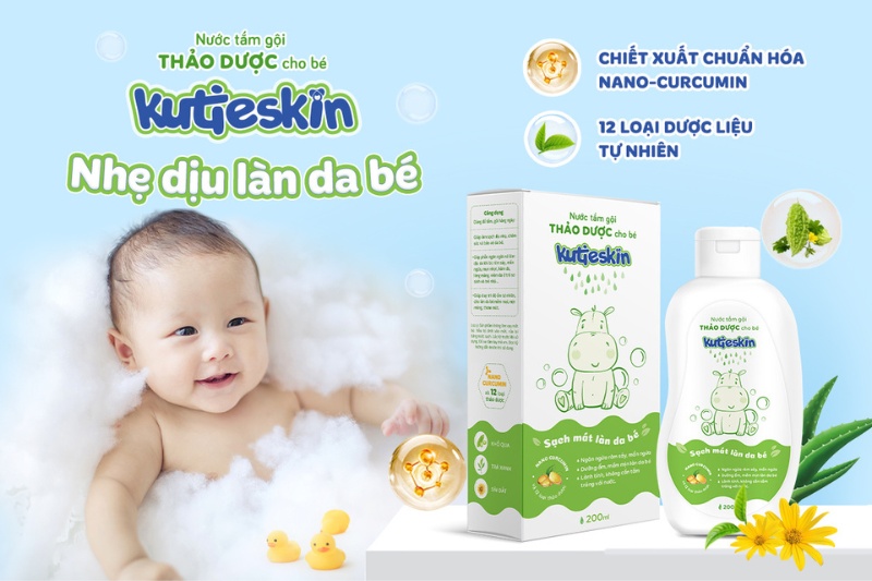 Nước tắm gội thảo dược Kutieskin giúp mẹ tắm bé mùa đông đơn giản, sạch sẽ và an toàn 
