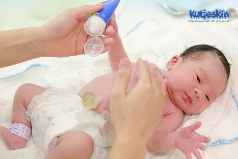 Sử dụng kem dưỡng ẩm cho bé giúp hạn chế tình trạng khô ráp, bong tróc, nứt nẻ
