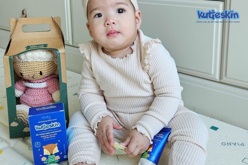 Sử dụng kem dưỡng ẩm cho bé đúng cách để bé có một làn da mềm mại, mịn mướt