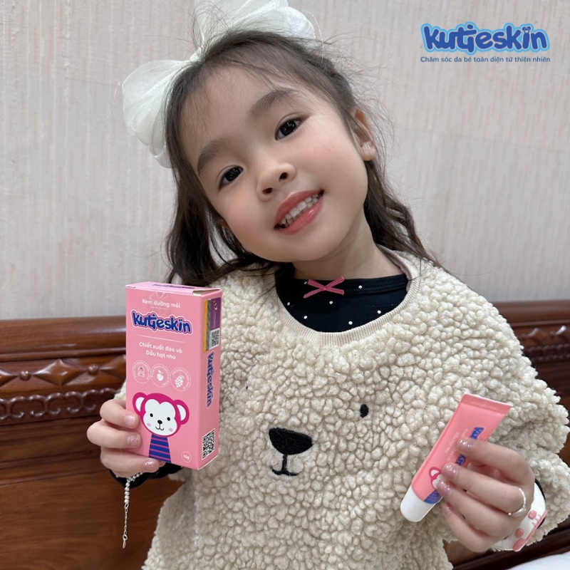 Kem dưỡng môi Kutieskin giúp bé nhanh chóng phục hồi tình trạng nứt nẻ môi