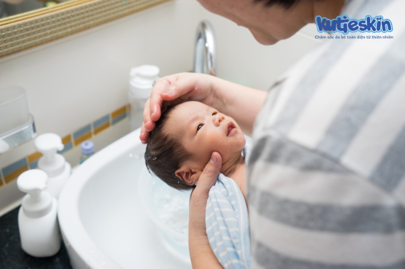 Những điều cần lưu ý khi tắm cho bé bị chàm sữa