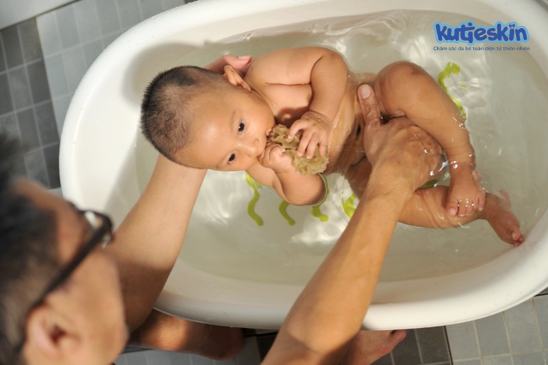Tắm bé sơ sinh cần chú ý những gì?