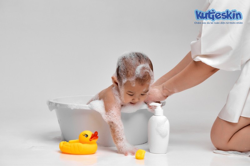 Khi nào mẹ nên dùng xà bông tắm em bé?
