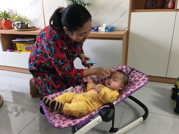 khách hàng trải nghiệm kem chàm sữa kutieskin